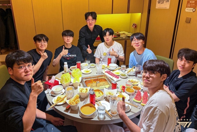 T1官方晒照：全队聚餐中